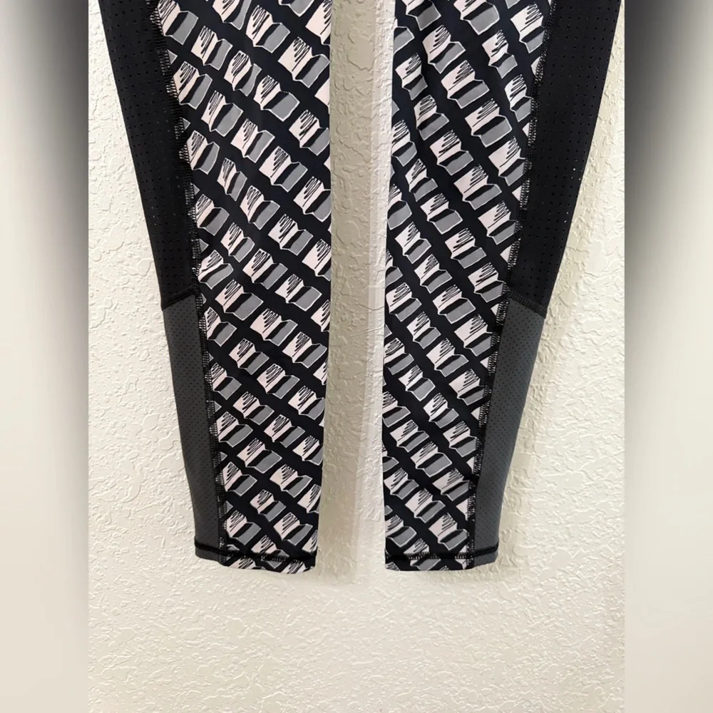 Sweaty Betty Zero Gravity Leggings - Black and Gray Geometric - M